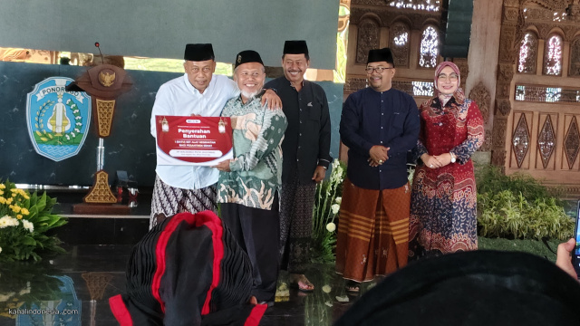 Bupati Sugiri Serahkan Bantuan Alat Kesehatan Program Pesantren Sehat