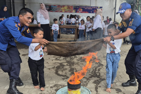 Asyiknya Anak TK Bermain Api dan Air Hujan Buatan bersama Petugas Damkar, Begini Keseruannya!