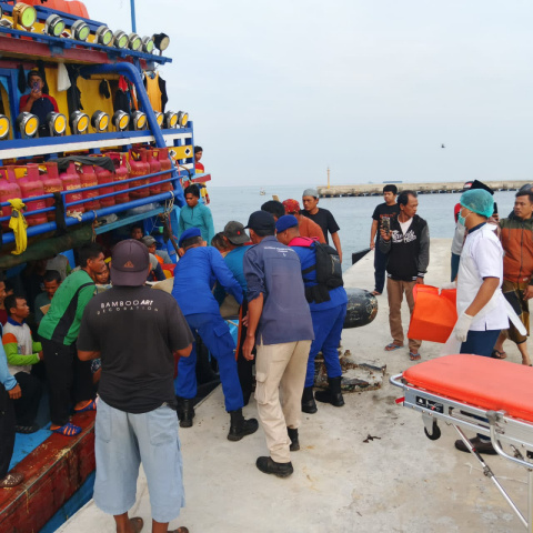 Satpolairud Polres Lamongan Gerak Cepat Evakuasi ABK Meninggal di Atas Kapal KMN NA di Perairan Bawean