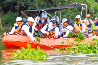 Peringati HUT Korps Marinir dan World Clean Up Day, Gubernur Khofifah Bersama Pasukan Marinir Ajak Warga Jatim Jaga Sungai Bersih dan Sehat
