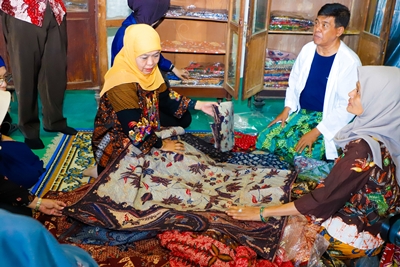 Peringati Hari Batik Nasional 2025, Gubernur Khofifah Kenalkan Karya Wastra Batik Gerbang Baru Nusantara