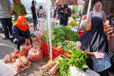 Tinjau Pasar Plaosan Magetan, Gubernur Khofifah: Jadi Pusat Agrobisnis dan Penggerak Ekonomi Madiun Raya