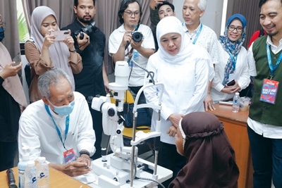 Gubernur Khofifah Apresiasi Sinergi Lintas Elemen Lakukan Pemeriksaan dan Bagikan 1.000 Kacamata Gratis di World Sight Day 2025