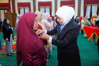 Gubernur Khofifah Serahkan Penghargaan Bagi 604 Pendonor Darah Sukarela 75 Kali, Dorong Siswa Aktif Donor Darah Lewat PMR