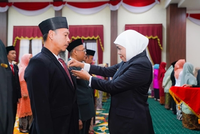 Gubernur Khofifah Tuntaskan Penyematan Tanda Kehormatan Satyalancana Karya Satya kepada 653 ASN Pemprov Jatim di Hari Kedua