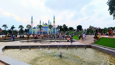 Alun-alun Tuban Jadi Magnet Wisata Baru, Pemkab Fokus Penataan dan Pembinaan PKL