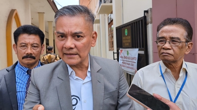 Kuasa hukum Usman Baraja (tengah)