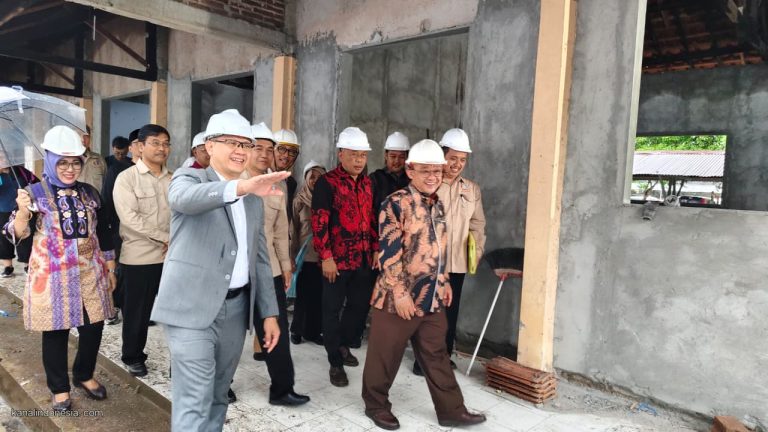 Di Bawah Guyuran Hujan: Mendikdasmen Saksikan Masa Depan Pendidikan dan Seni Genz di SMAN 1 Ponorogo