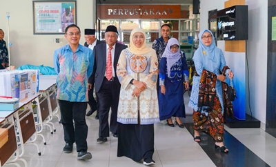 Gubernur Khofifah Hadiri Pelantikan Rektor UNUSA 2025-2030