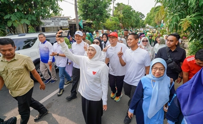 Khofifah Hadiri Jalan Sehat Hari Santri 2025 Bersama Ribuan Masyarakat Lamongan