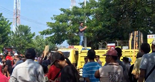 Warga Terdampak PT TPPI Tuban Gelar Aksi di Depan Pabrik, Tuntut Kompensasi