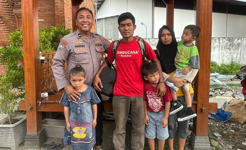 Potret Buram : Perantauan Terlantar Sekeluarga Dipulangkan Polisi Lamongan ke Medan