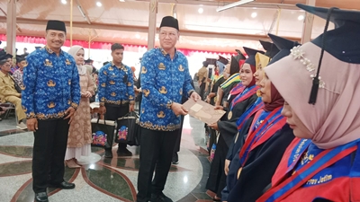 Wisudawati Ratusan Ibu – Ibu Sekolah Orang Tua Hebat Bangkalan 2025