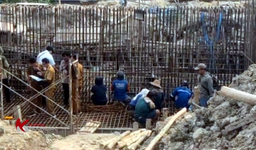 Gerah Jadi Alasan, ASN dan Pekerja Proyek Jembatan Jenggolo Abaikan K3