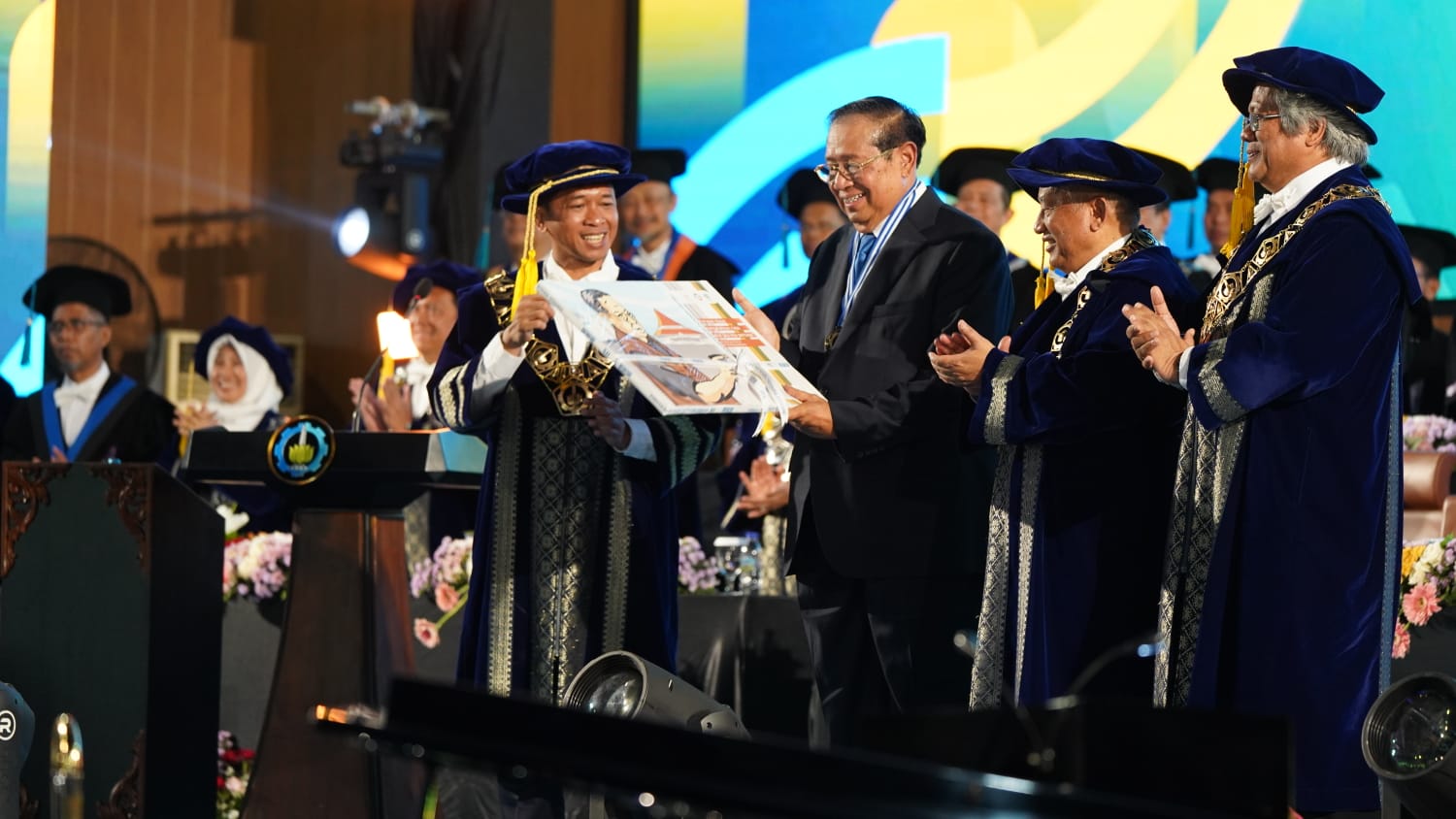 SBY Terima Penghormatan ITS, Serukan Pembangunan Berkeadilan