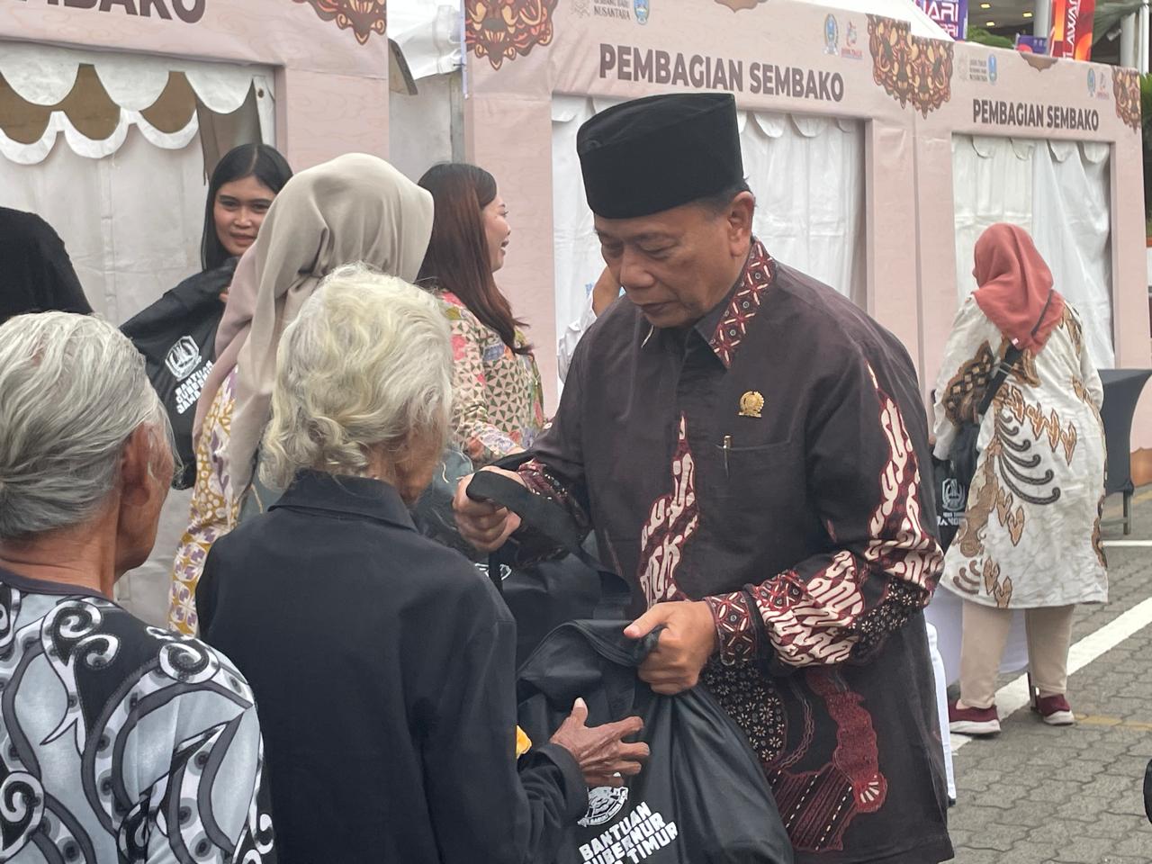 Ribuan Sembako Dibagikan untuk Warga Surabaya dalam Rangkaian acara Meruwat Jatim Merawat Indonesia di Halaman DPRD Jatim