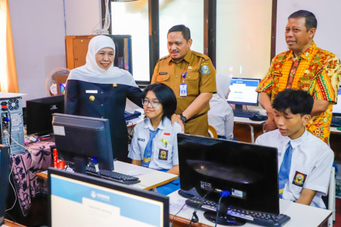 Jatim Siap Laksanakan Tes Kompetensi Akademik, Gubernur Khofifah Meninjau SMAN 6 Pastikan Keamanan Pasokan Listrik dan Kestabilan Jaringan Internet