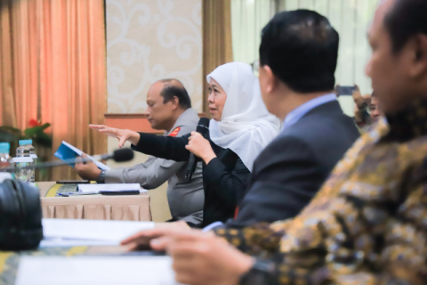 Gubernur Khofifah Hadiri Sidang Doktoral Kapolda Jabar di UNAIR, Apresiasi Desertasi : Polisi Tak Hanya Penegak Hukum Tapi Juga Agen Pemulihan Sosial