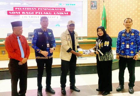 Puluhan Kapster Barbershop Ikuti Pelatihan di Jombang, Wiwin Sumrambah: untuk Tingkatkan SDM