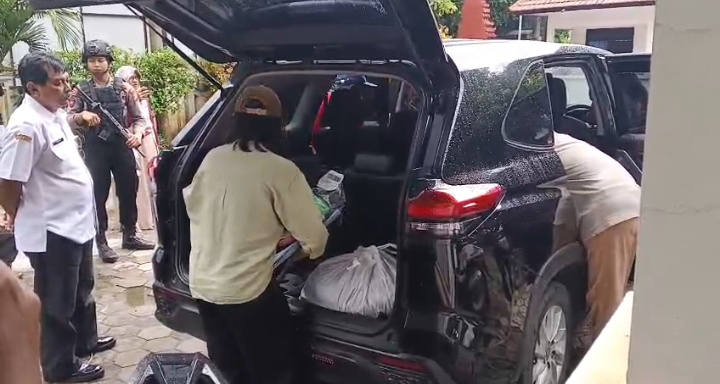 KPK Geledah Mobil Dinas Kepala Disparpora Ponorogo