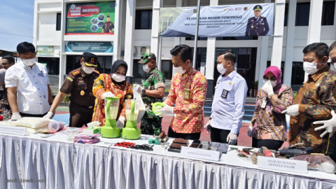 Kejari Ponorogo Musnahkan 74.149 Item Barang Bukti dan Setor PNBP Rp1,6 Miliar