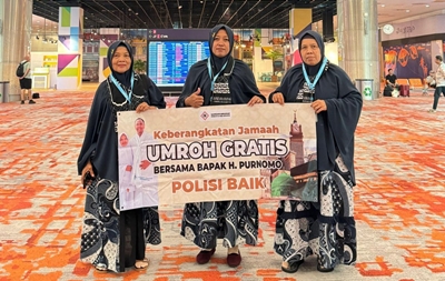 IPDA Purnomo Berangkatkan Tiga Warga Umrah Gratis dari Hasil Monetisasi Media Sosial