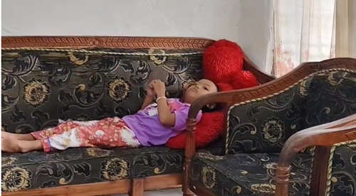 Polisi Berhati Emas: Ipda Purnomo Kunjungi Naila, Siswi SD di Lamongan yang Dua Tahun Menanti Operasi Kantong Urine