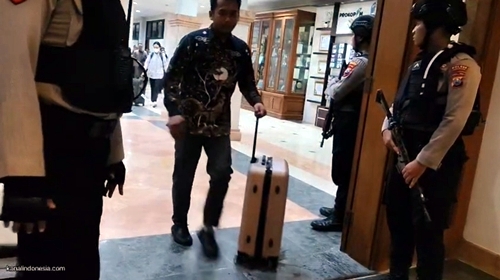 KPK Geledah Kantor Bupati Ponorogo dan Bawa Tiga Koper Terkait Dugaan Kasus Korupsi