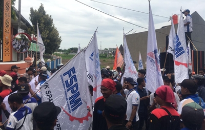 Gelar Aksi di Depan BLKI, FSPMI Tuban Tuntut Hak Kompensasi dari PT Swabina Gatra