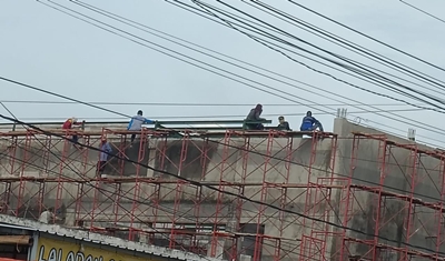 Sejumlah pekerja di proyek Puskesmas Merakurak tampak beraktivitas tanpa alat pelindung diri. (Foto: Najib/kanalindonesia.com)