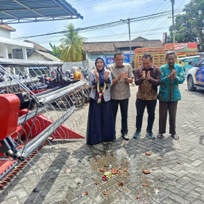 Wabup Mimik Serahkan Bantuan Mesin Combi untuk Petani di Tarik, Upaya Meningkatkan Produktivitas Pangan