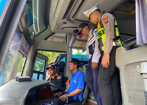 Satlantas Polres Lamongan Gelar Ramp Check Bus dan Tes Urine Awak Bus Jelang Natal 2025 dan Tahun Baru 2026