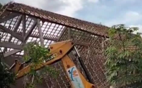 Viral di Medsos, Pria di Ponorogo Bongkar Rumah dengan Ekskavator Usai Istri Diduga Selingkuh