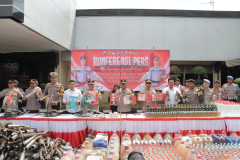 Polres Lamongan Gelar Konferensi Pers Akhir Tahun 2025 dan Pemusnahan Barang Bukti Hasil KRYD Menjelang Tahun Baru 2026