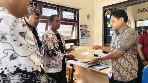 Protes Mutasi Kepala Sekolah, Ribuan Anggota PGRI Ponorogo Kepung Kantor Cabang Dinas Pendidikan