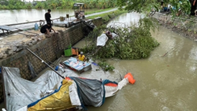 Cuaca Ekstrem Terjang Lamongan, Dua Warung Hanyut ke Sungai