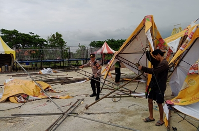 Pamapta Polres Lamongan Evakuasi 115 Stand Pasar Malam Terdampak Puting Beliung