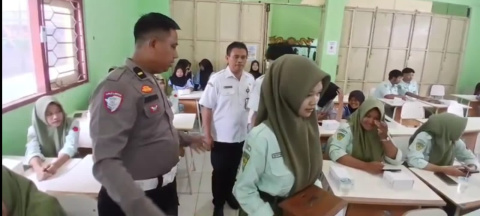 Siswa dan Guru SMKN 1 Geneng bersama Polres Ngawi Galang Dana Korban Banjir Sumatera Serta Aceh