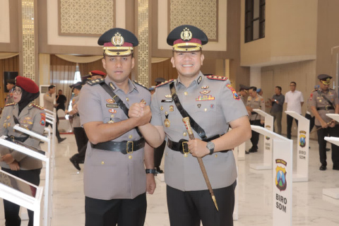 Sertijab di Polda Jatim,Tongkat Komando Polres Lamongan dari AKBP Agus Dwi Suryanto, kepada AKBP Arif Fazlurrahman