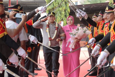 Apel Penyambutan dan Pelepasan Kapolres Lamongan, AKBP Agus Dwi Suryanto Pamit, AKBP Arif Fazlurrahman Resmi Bertugas