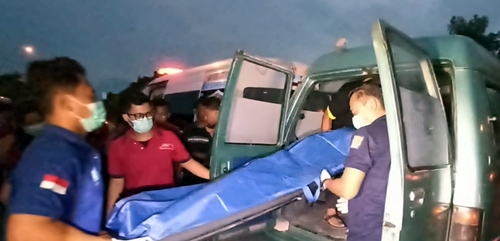 Terobos Lampu Merah, Truk Tangki Muatan 24.000 Liter Oli Bekas Tabrak Motor Pasutri di Ngawi, 1 Tewas dan 1 Luka