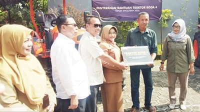 Modernisasi Pertanian, Kementan Berikan Alsintan ke Gapoktan di Magetan