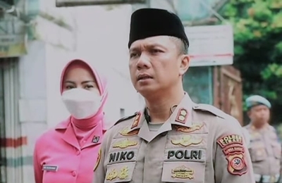 Kapolres Cimahi Takziah ke Rumah Duka Dua Anggota Polri Korban Kecelakaan di Cisarua