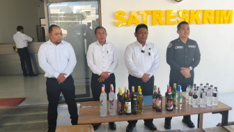 Polisi Sita Ratusan Botol Miras di Pamekasan Jelang Ramadhan