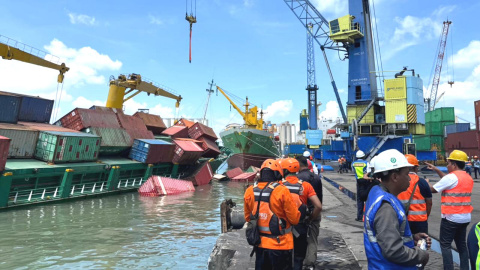 Pelindo Regional 3 Lakukan Evakuasi Kapal Pacific 88 yang Miring di Jamrud Selatan