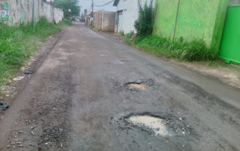 Aspal Belum Genap Dua Bulan Rusak, Warga Kepuh Kidul Padalarang Bongkar Dugaan Proyek Asal Jadi dan Mark-Up