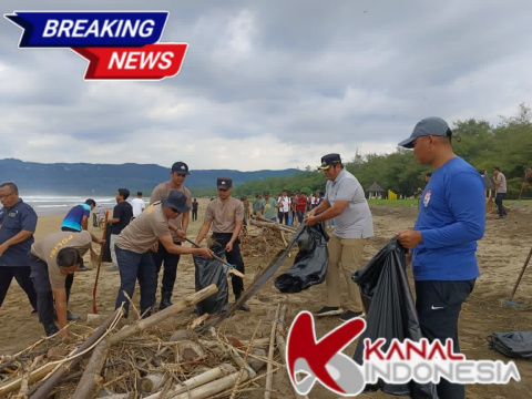 Hari Pers Nasional 2026 Awak Media Pacitan Gelar Kerja Bhakti Bersama Bersih-Bersih Pantai PancerDoor