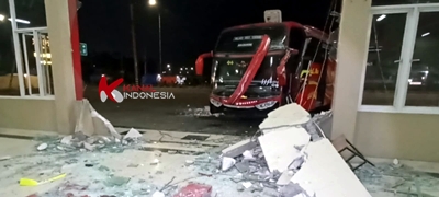 Bus Medali Mas Tabrak Restaurant di Ngawi Hingga Rusak Parah