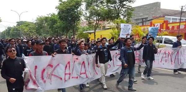 Ratusan Mahasiswa UTM Demo ke Pemkab Bangkalan